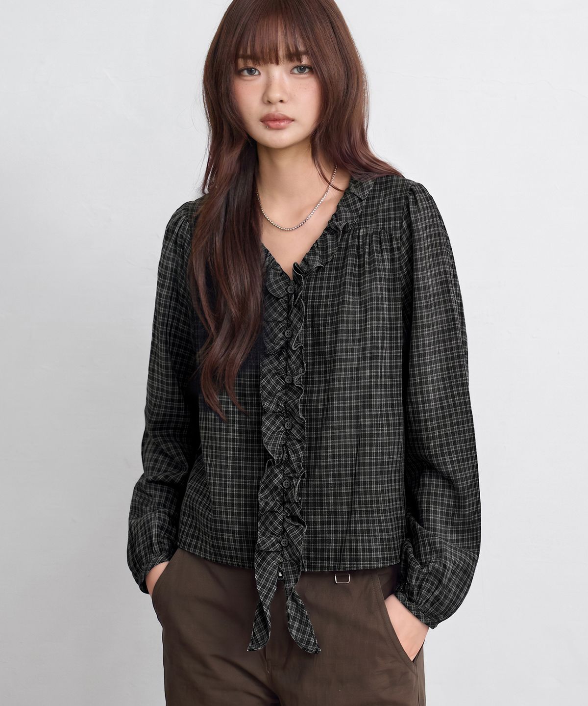 유젠(EUGGEN) 브이넥 러플 테일 블라우스_체크 블랙