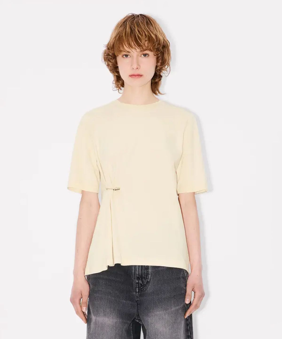 겐조(KENZO) 여성 보케 플라워 핀 드레이프 디테일 루즈 티셔츠_K256AWT604IVX