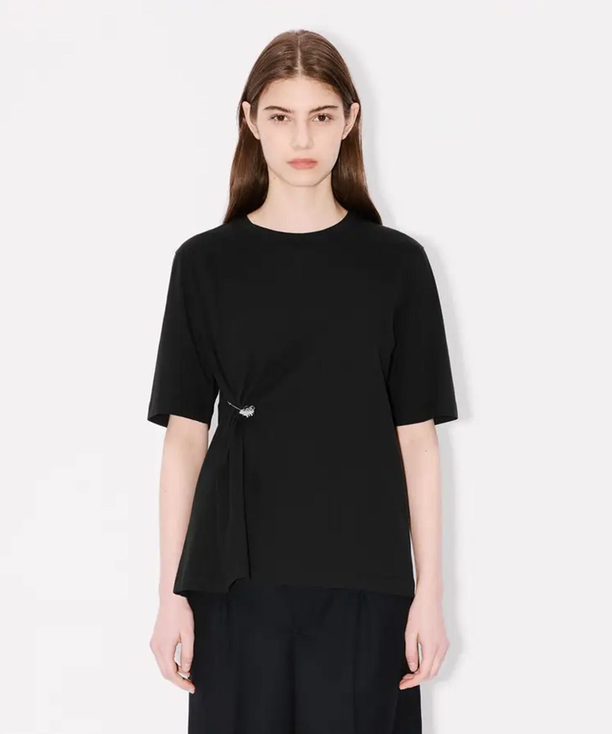 겐조(KENZO) 여성 보케 플라워 핀 드레이프 디테일 루즈 티셔츠K256AWT603BKX