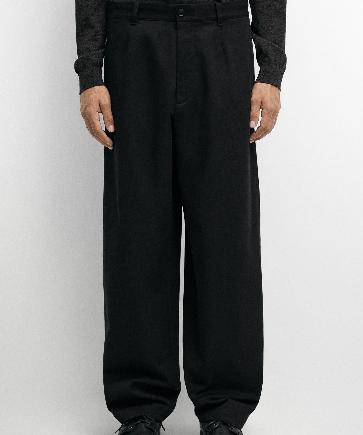 마시모두띠(MASSIMO DUTTI) 핀턱 디테일 배럴 핏 팬츠