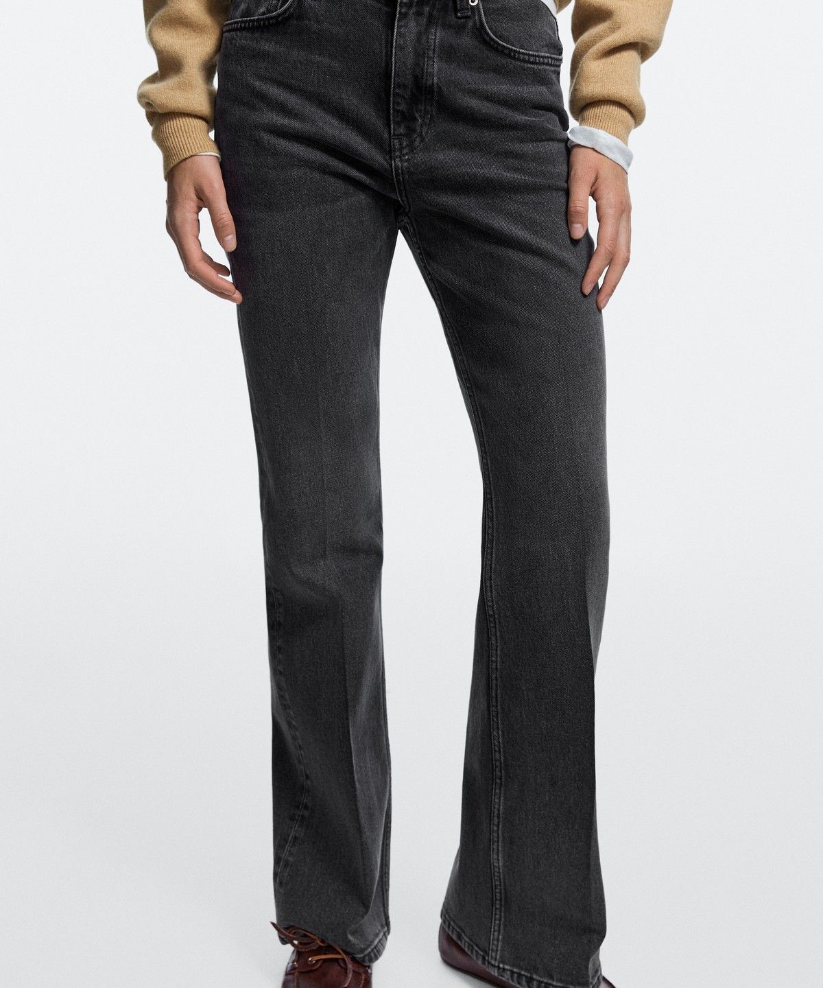 마시모두띠(MASSIMO DUTTI) 미드라이즈 플레어핏 데님 팬츠