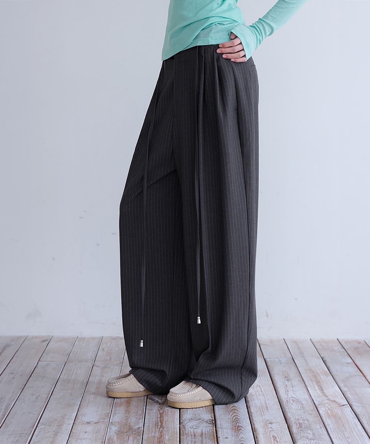 런던다다(LONDONDADA) Curved Over Pintuck Stripe Slacks, CHARCOAL