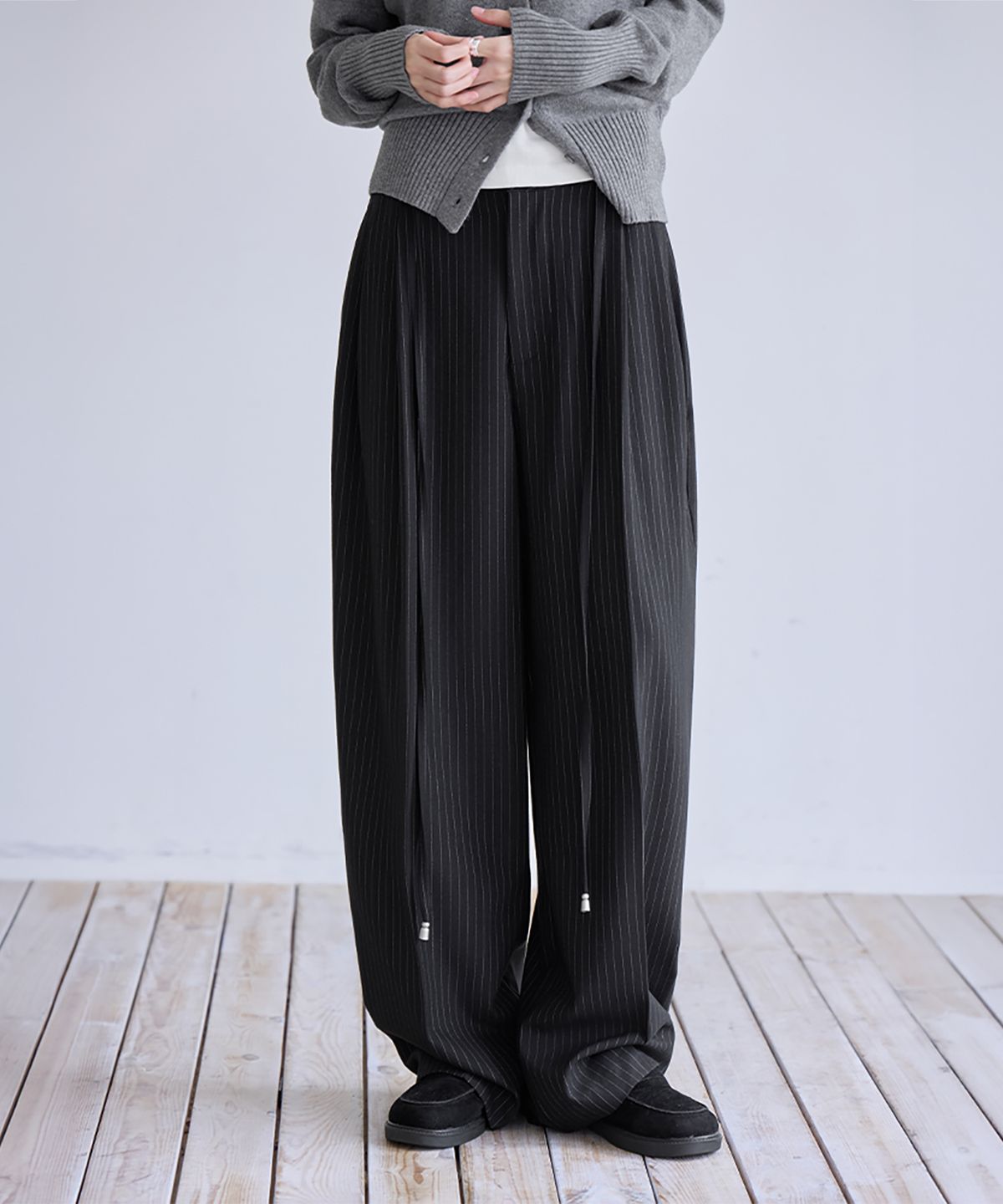 런던다다(LONDONDADA) Curved Over Pintuck Stripe Slacks, BLACK