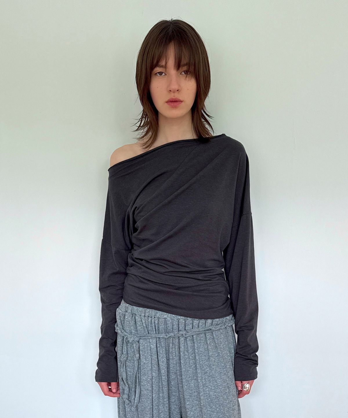다이애그널(DIAGONAL) ASMY SHIRRING TEE (charcoal)
