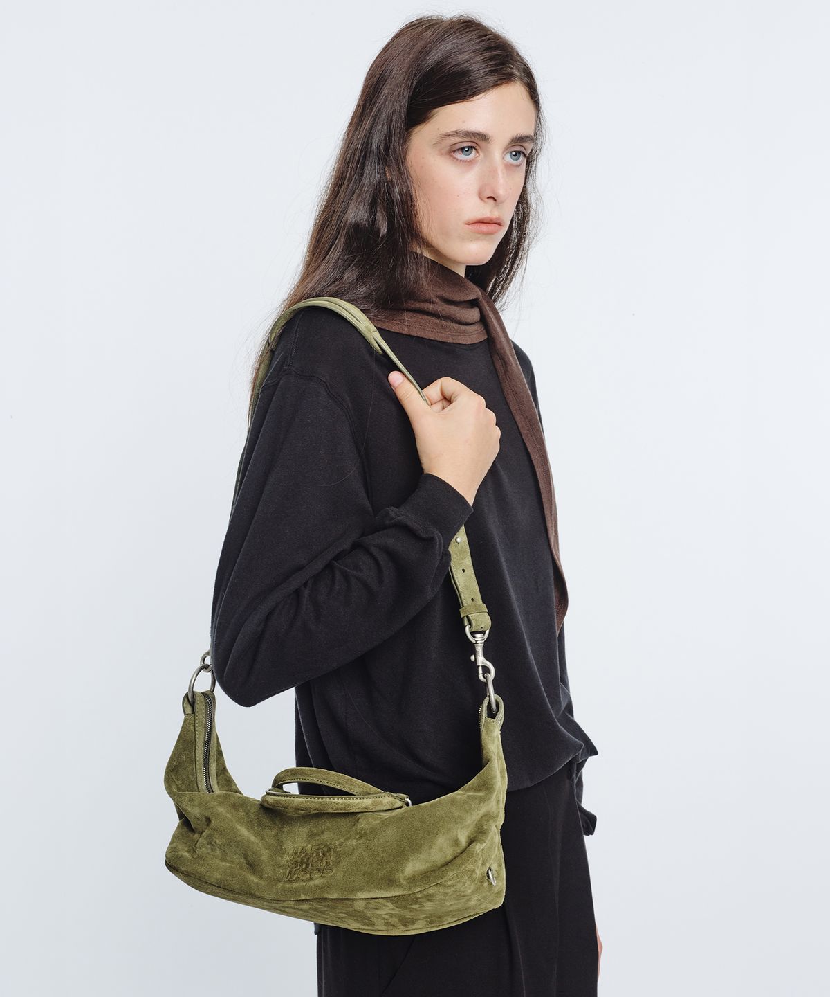 마지셔우드(MARGESHERWOOD) DUMPLING EW TOTE_dark olive suede