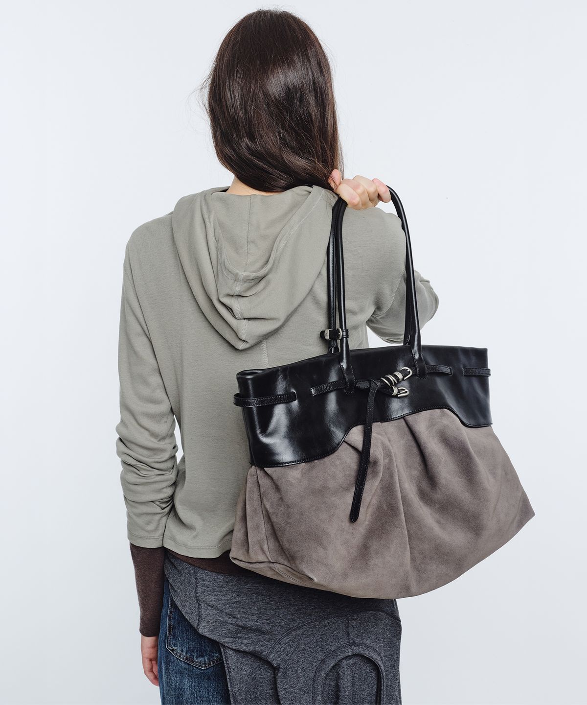 마지셔우드(MARGESHERWOOD) SOFT GRANDMA LAYERED BAG_grey suede