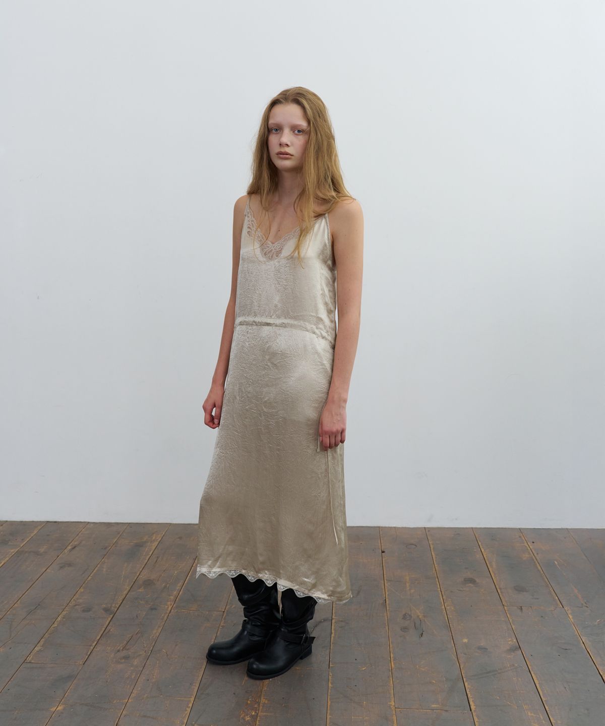 포에토(FOETO) Marlow satin midi dress - beige