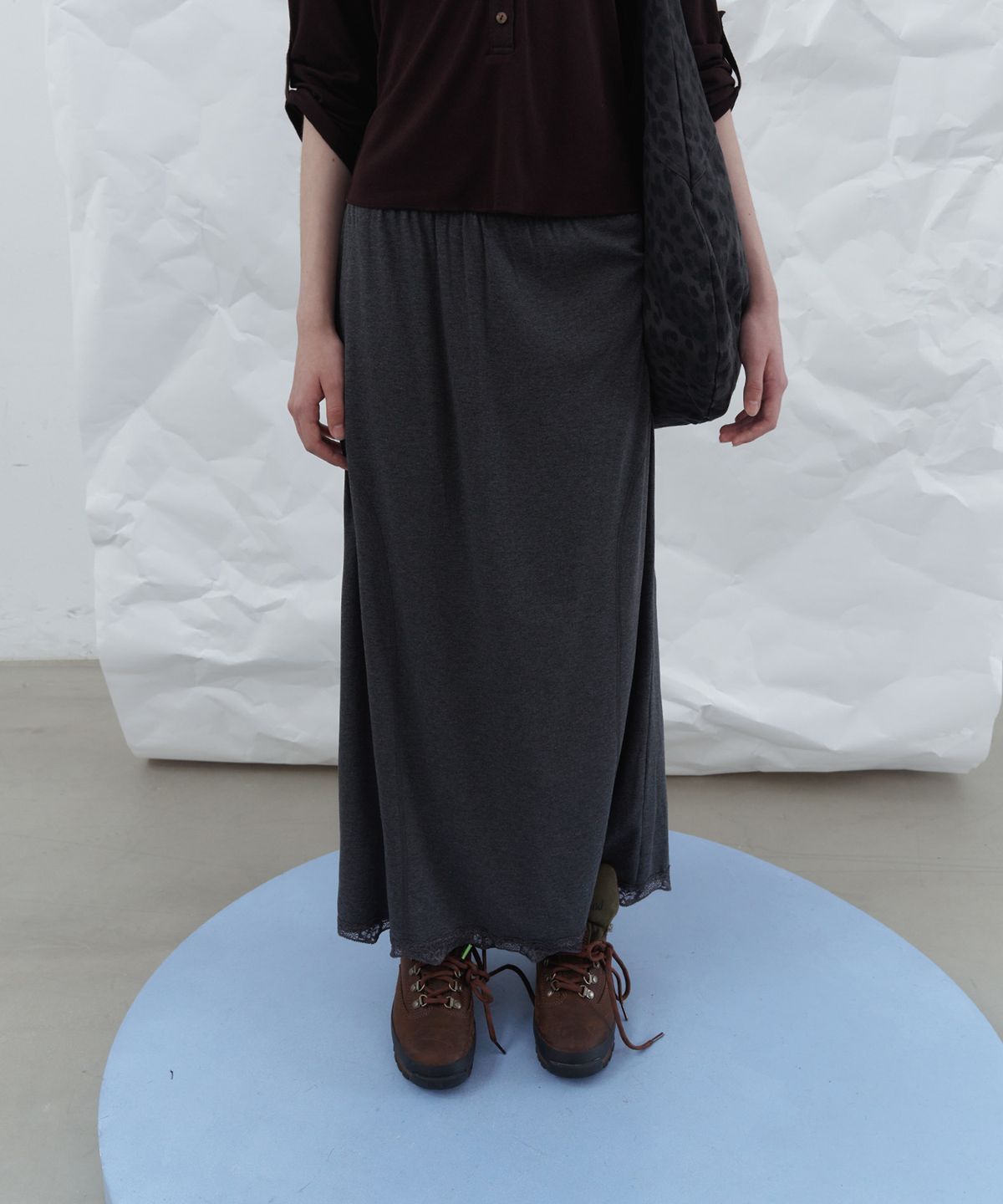 포에토(FOETO) Rosette lace skirt - charcoal