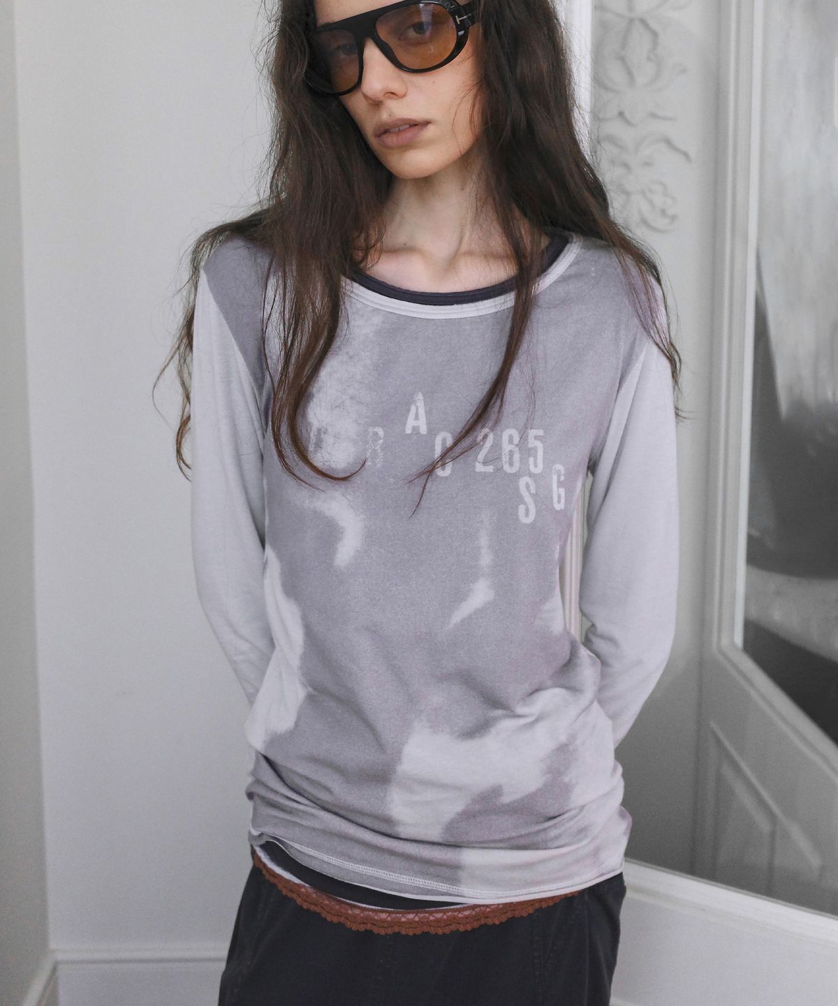 포르테나(PORTERNA) RAW CUT BLUR GRAPHIC LONG SLEEVE T-SHIRT-GRAYISH PURPLE