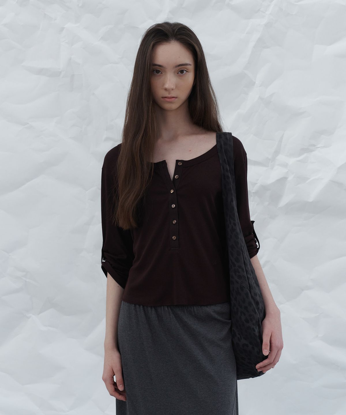 포에토(FOETO) Round roll-up henry tee - brown