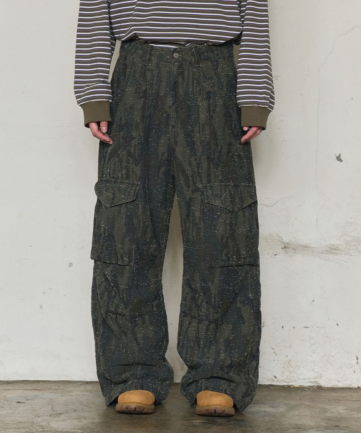 논타입(NONTYPE) MULTI POCKET CAMO CARGO PANTS (KHAKI)