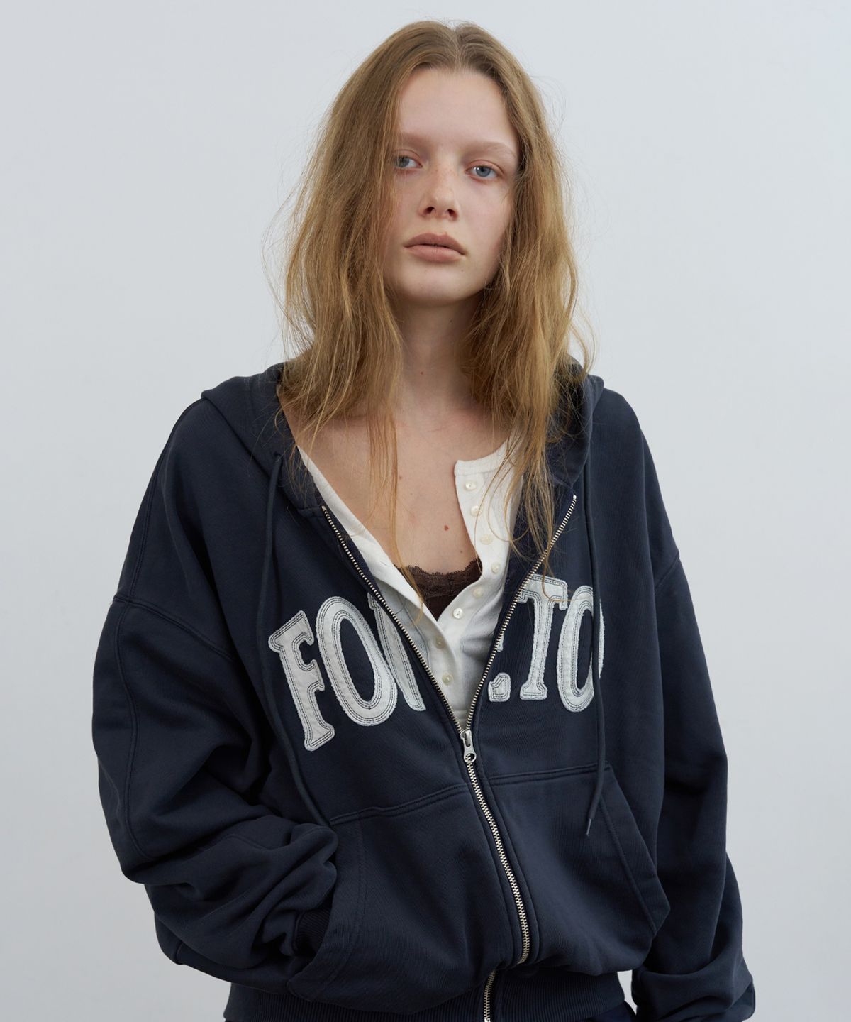 포에토(FOETO) Code patch dying hoody zip-up - charcoal navy