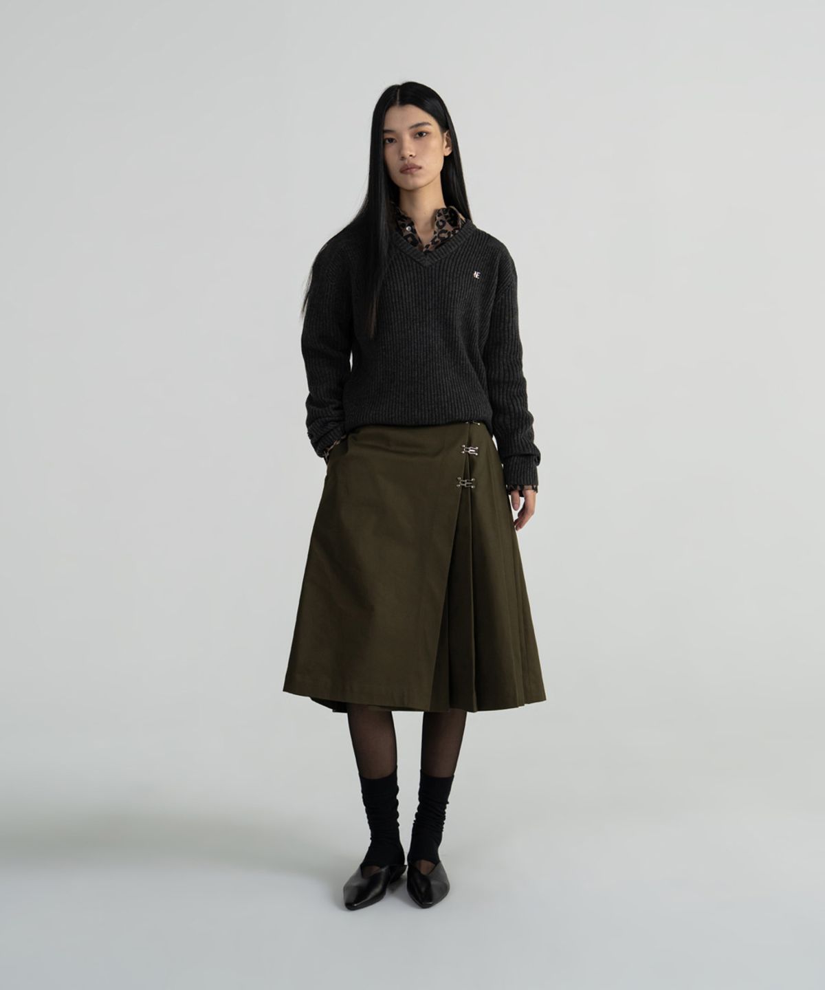 노이스(NOICE) METAL HOOK PLEATS SKIRT - KHAKI