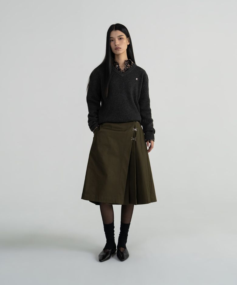 METAL HOOK PLEATS SKIRT - KHAKI