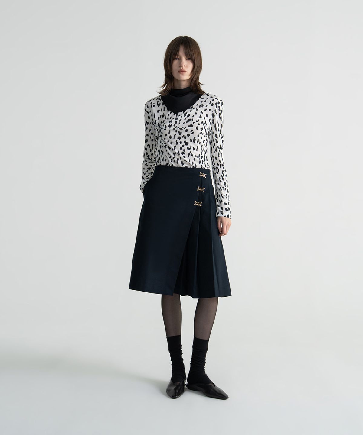 노이스(NOICE) METAL HOOK PLEATS SKIRT - DARK NAVY