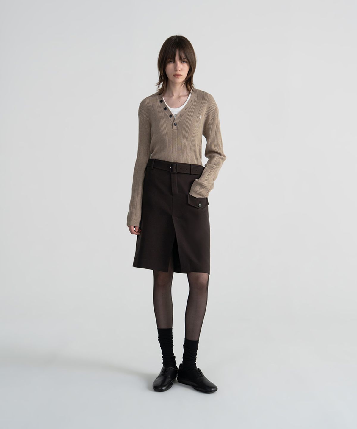 노이스(NOICE) LOW-RISE BELTED SLIT SKIRT - DARK BROWN
