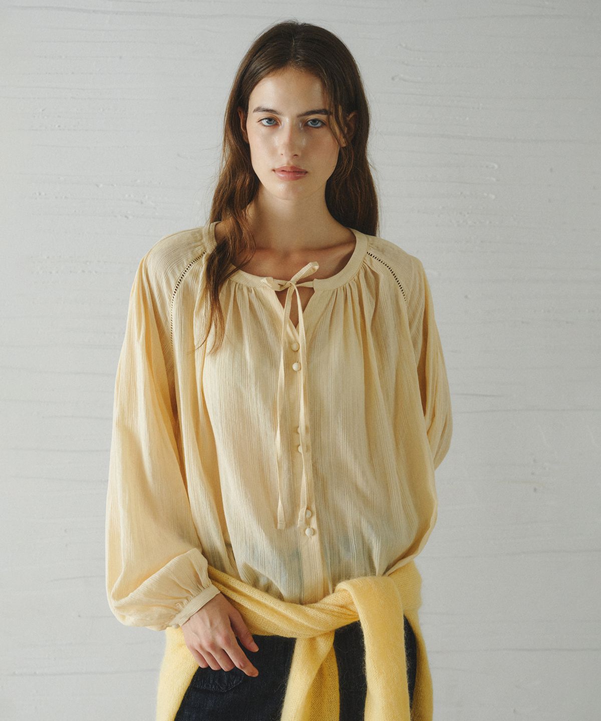 르니나(LENINA) LUCIA raglan shirring blouse_BUTTER