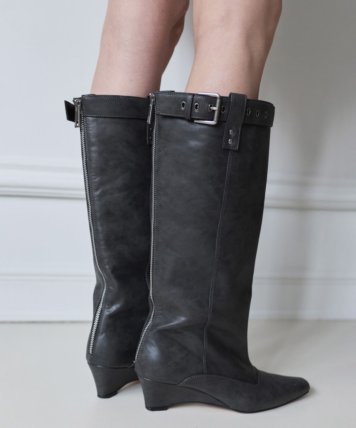 포르테나(PORTERNA) BELTED WEDGE LONG BOOTS-VEIN BLACK