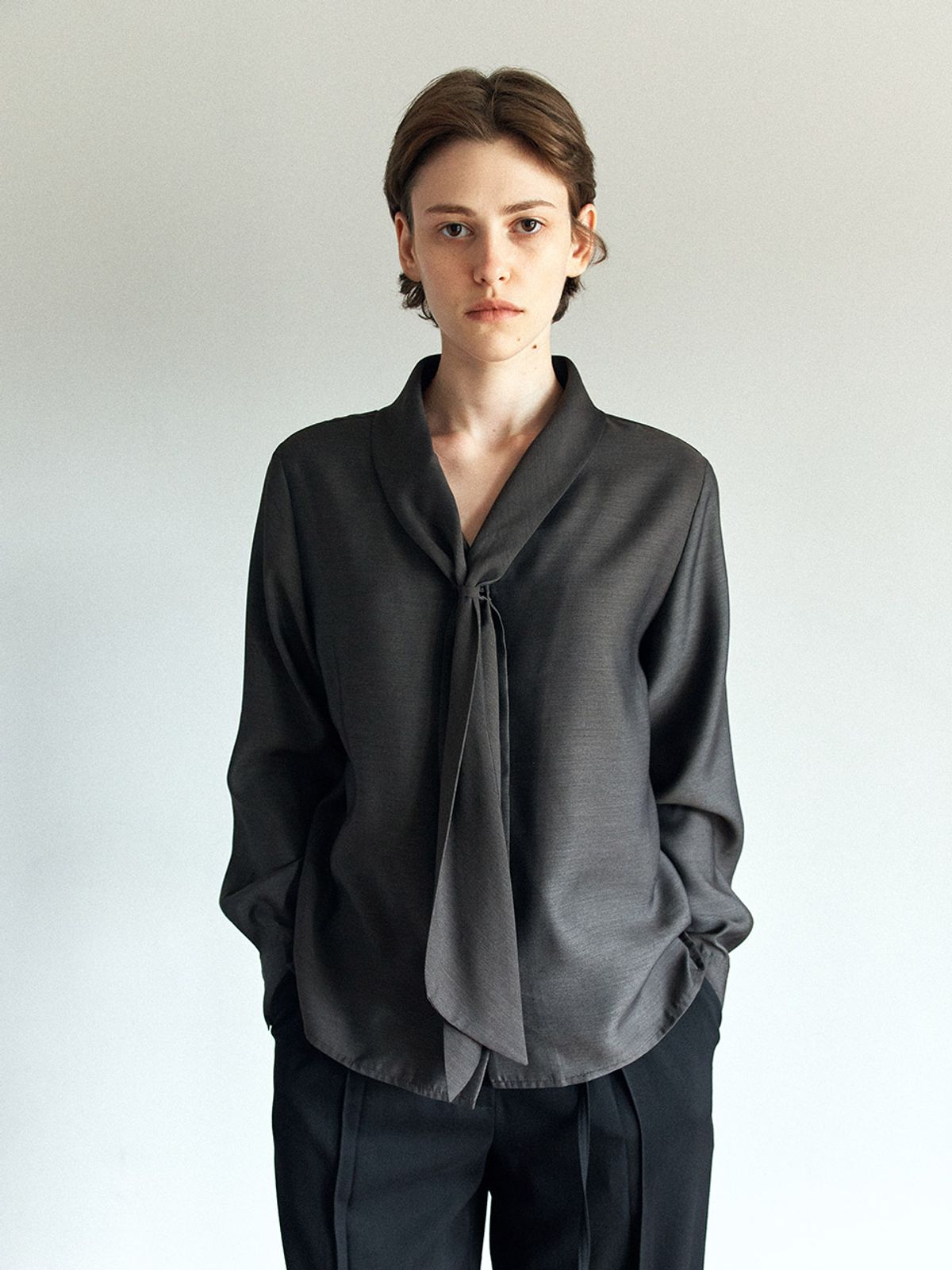 헌치(HUNCH) Tie-Neck Blouse (2color)
