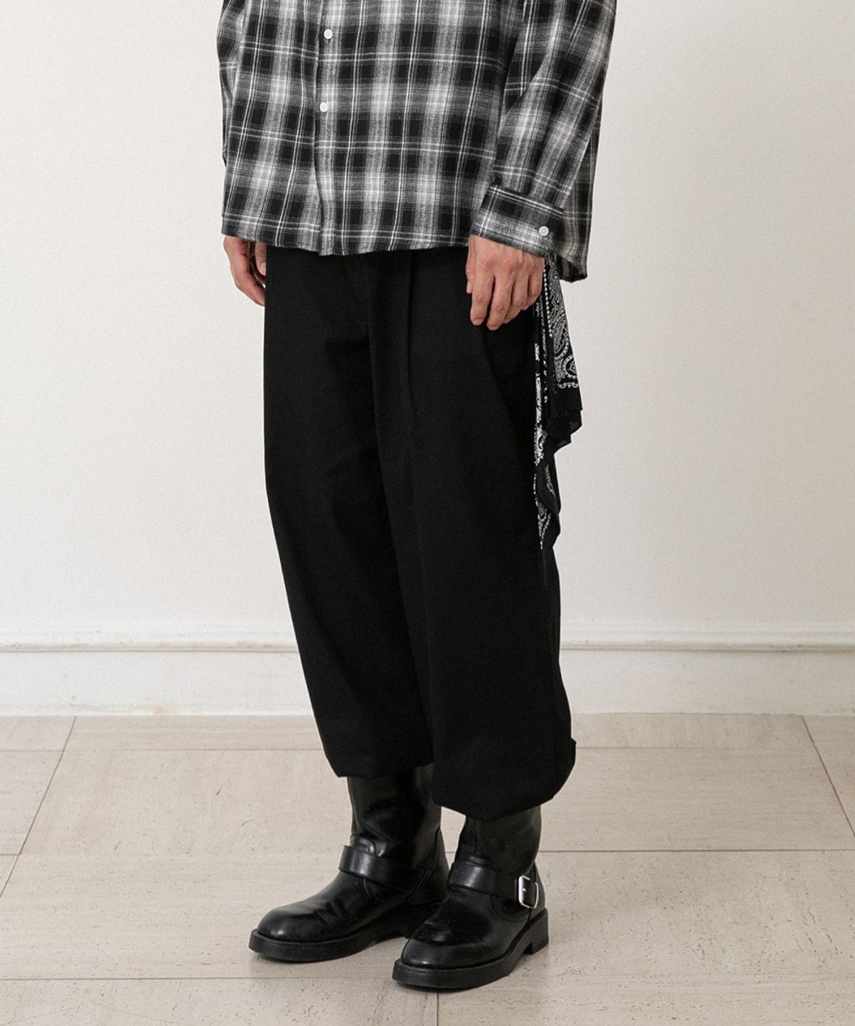 러기드하우스(RUGGED HOUSE) 원턱 아워팬츠 블랙
