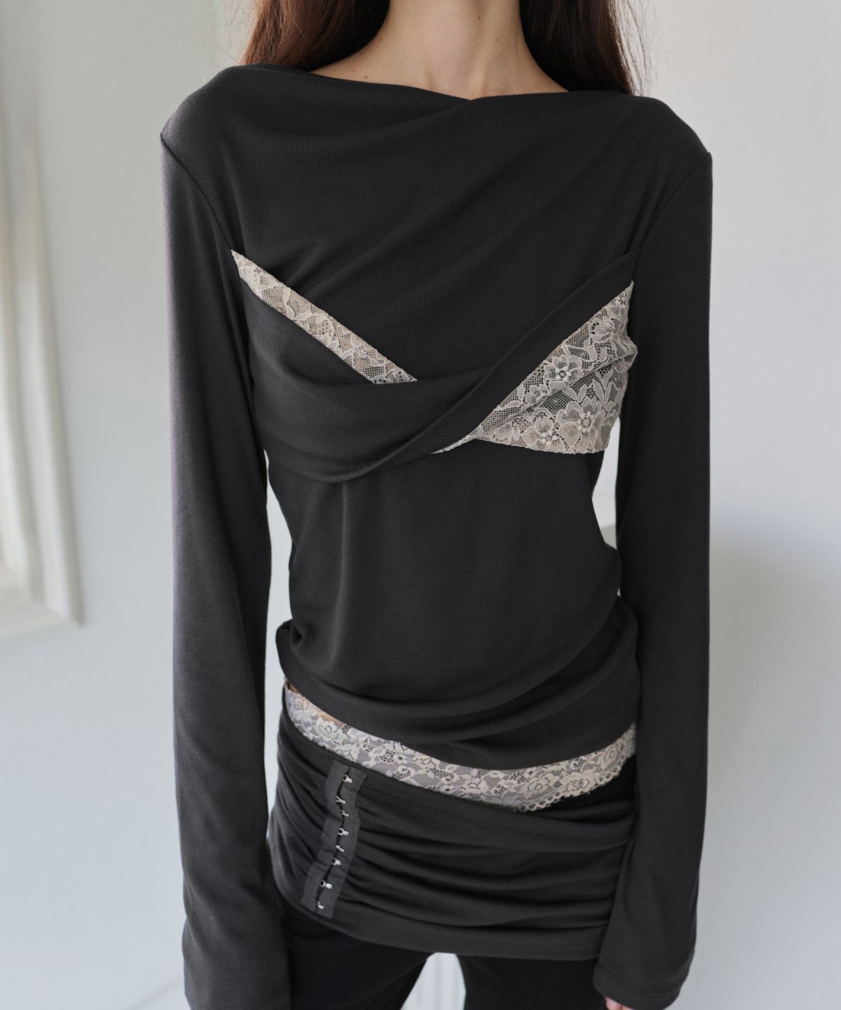 포르테나(PORTERNA) TWISTED LACE LAYERED DRAPE T-SHIRT-CHARCOAL