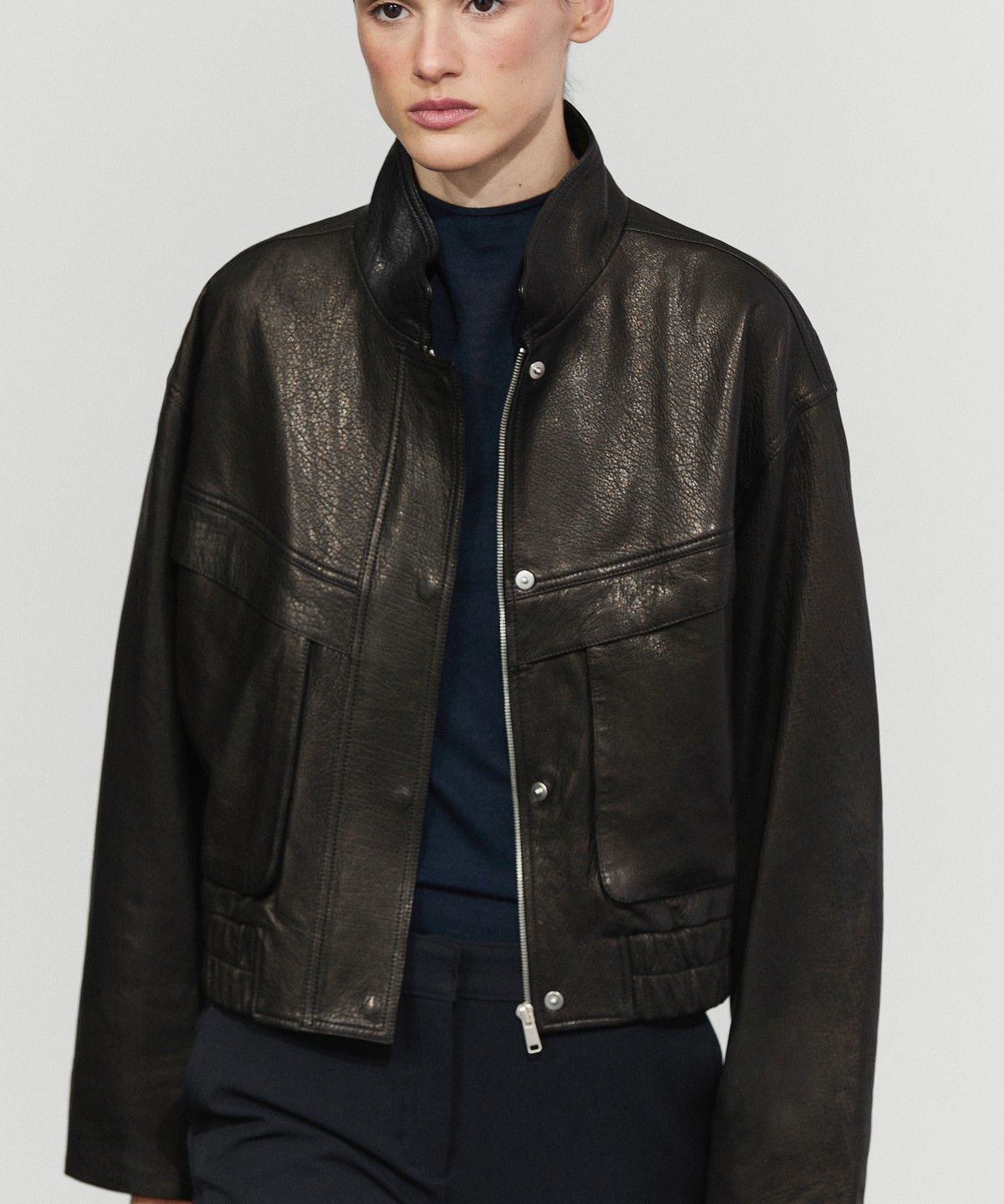 마시모두띠(MASSIMO DUTTI) 하이넥 나파 가죽 크롭 자켓