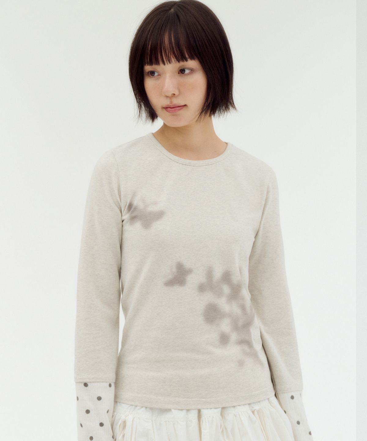 엠블러(AMBLER) Shadow of Bloom 도트 레이어드 그래픽 롱슬리브 AJS307 (오트밀)