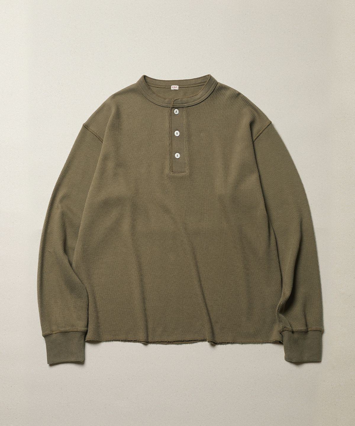 에스파이(ESFAI) WAFFLE HENLEY NECK LS T SHIRT (OLIVE)