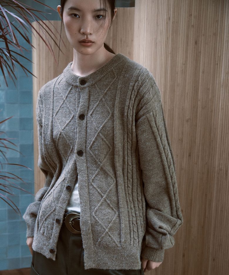 CREW NECK CABLE SWEATER CARDIGAN [KHAKI]