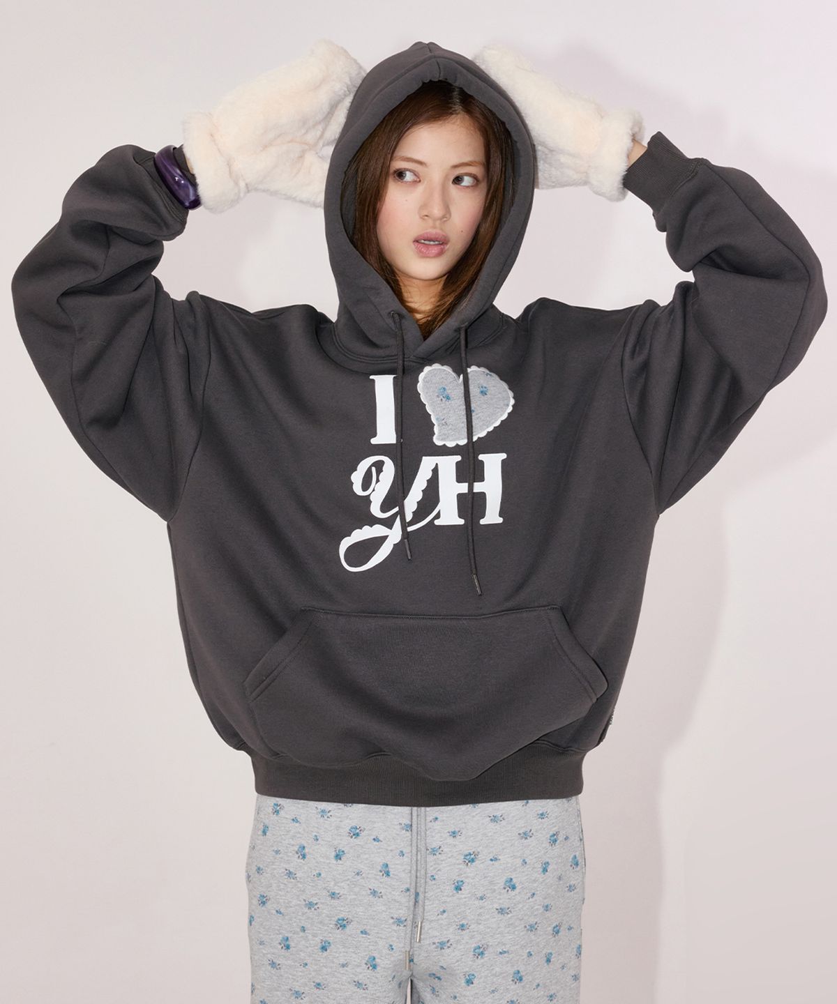 유희(YOUHEE) I LOVE YH HOODIE_CHARCOAL