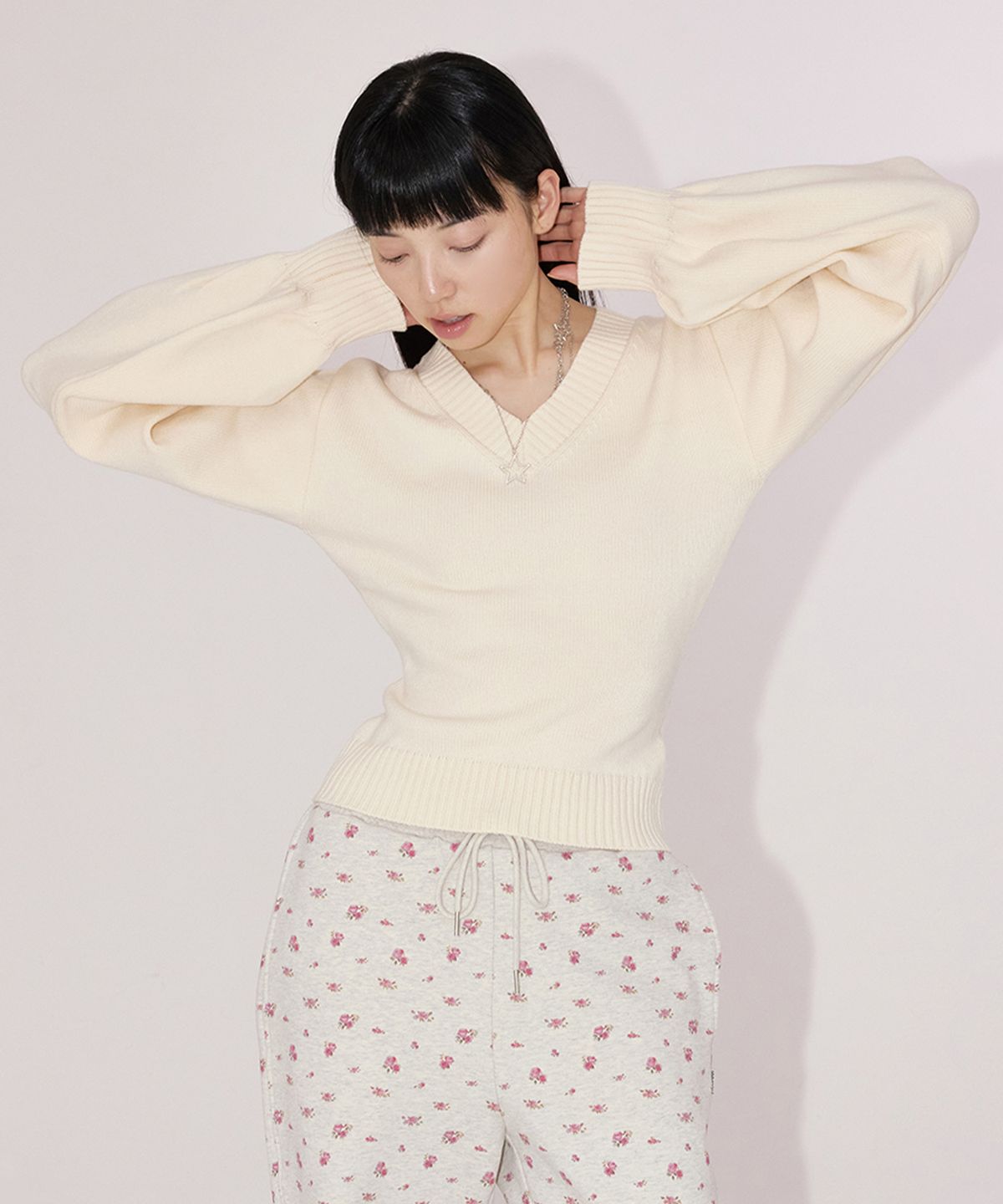 유희(YOUHEE) FLOWER YOUHEE V-NECK KNIT_IVORY