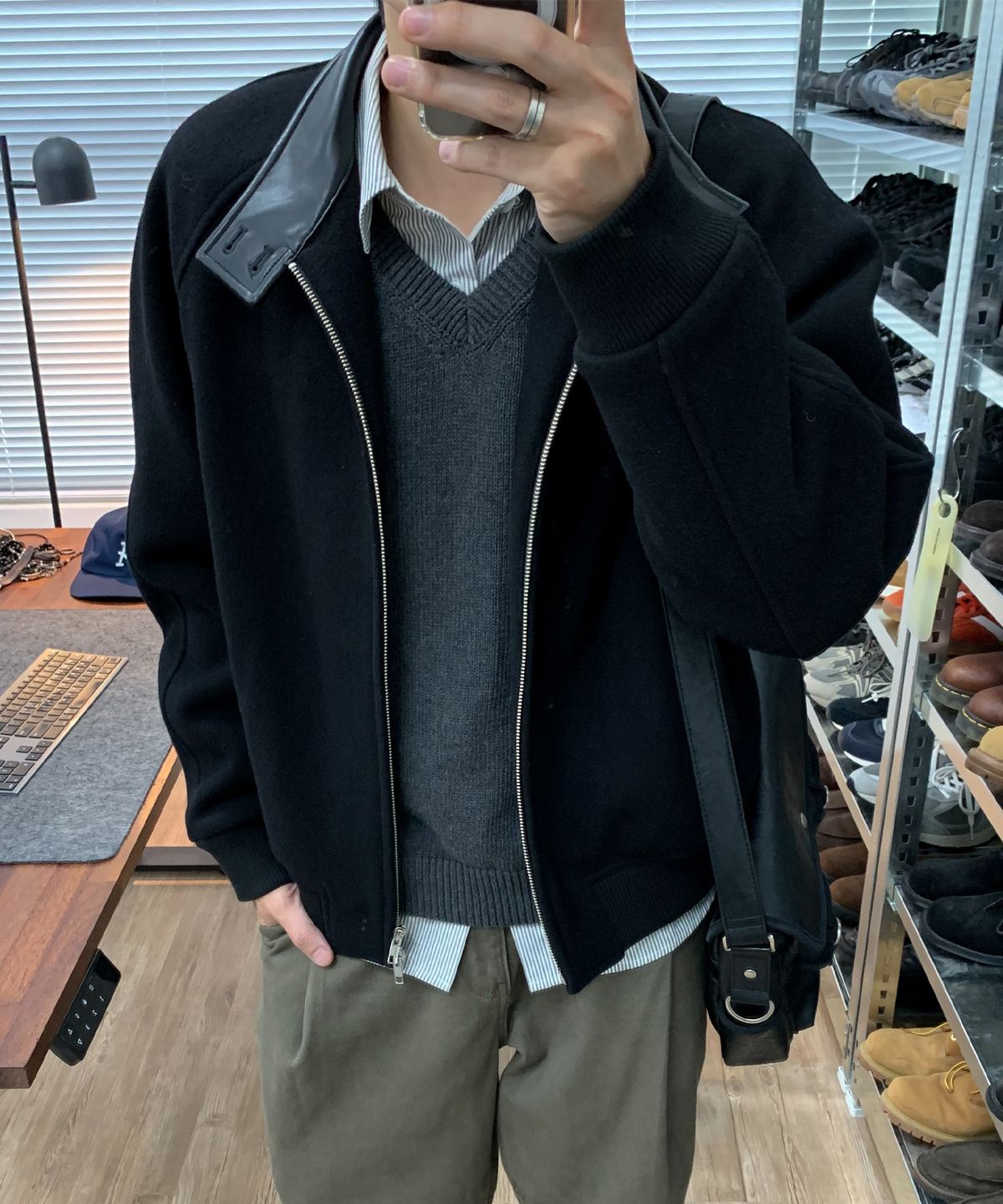 로템버(ROTEMBER) [데일리룸 X 로템버] 레더 트림 울 해링턴 블루종 자켓 [블랙]