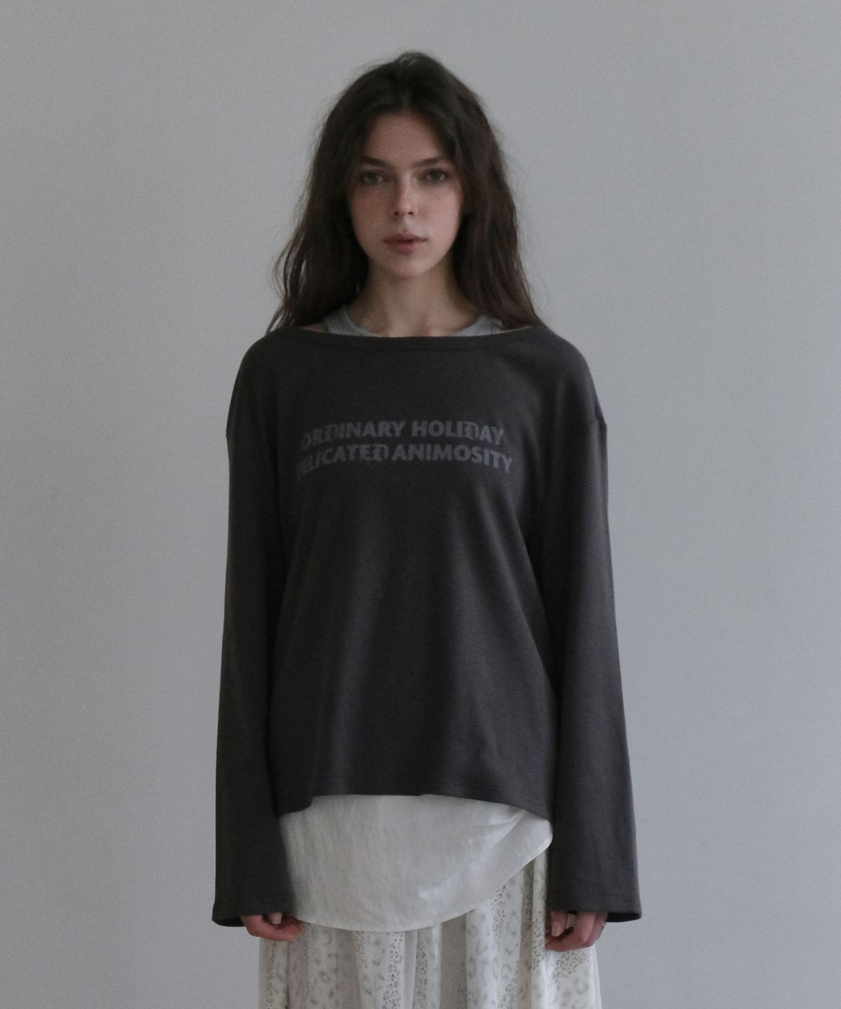 오디너리 홀리데이(ORDINARY HOLIDAY) OFF-SHOULDER LOOSE FIT SET [CHARCOAL]