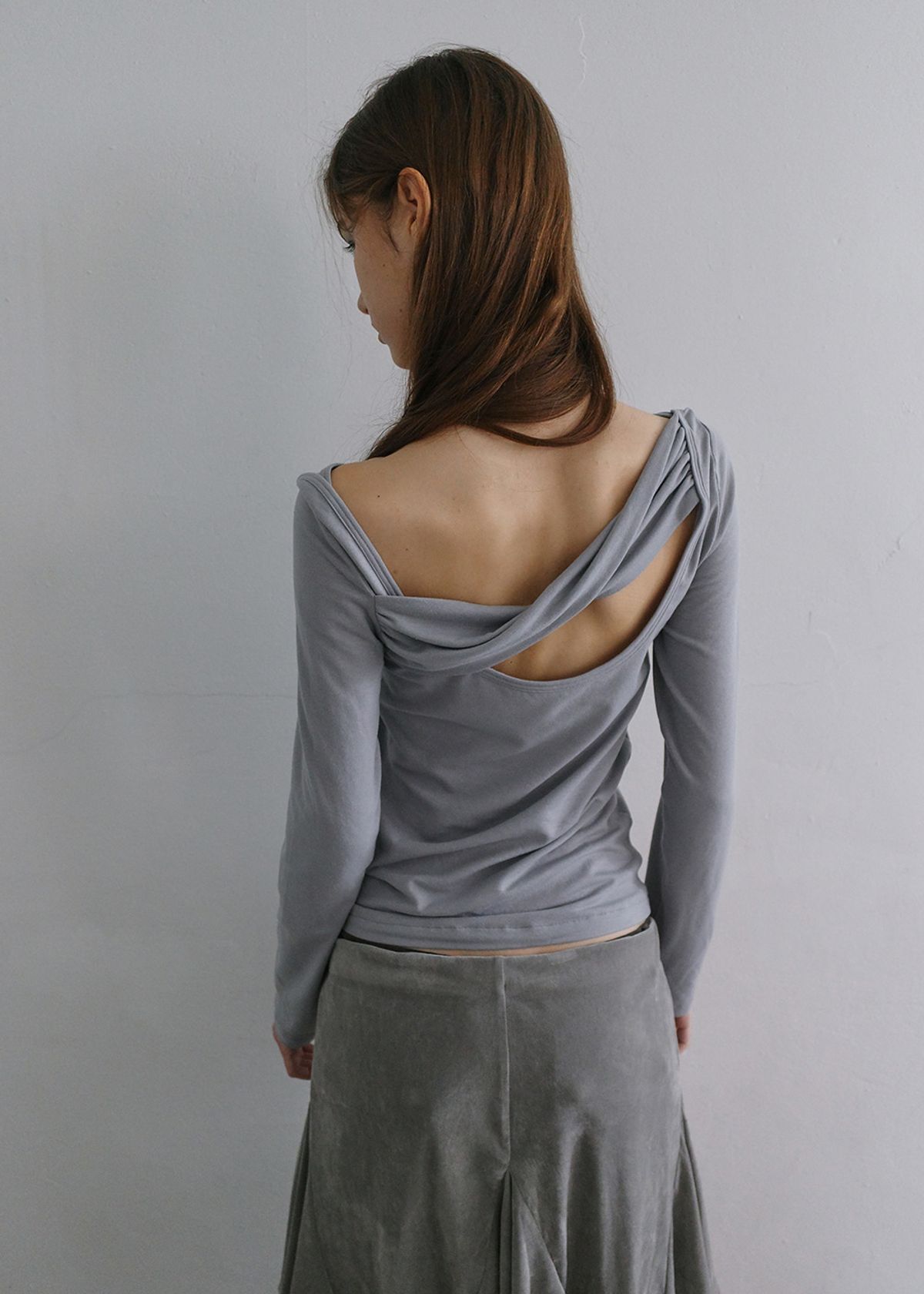 필세(PHILCE) Twist Open-Back long-sleeve, Grayish Blue
