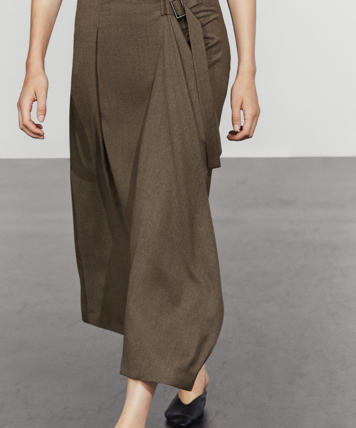 마시모두띠(MASSIMO DUTTI) 버클 디테일 미디 스커트