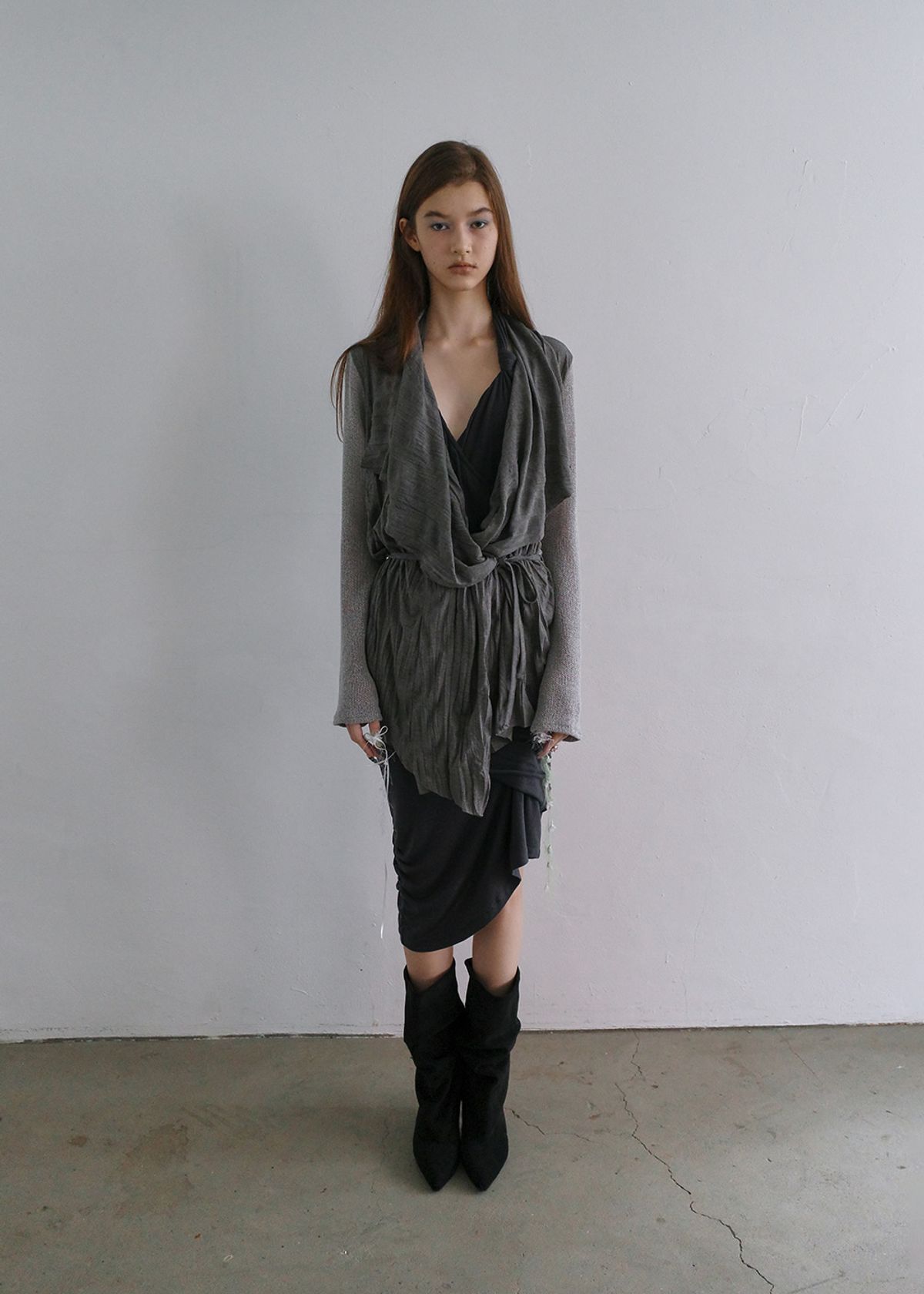 필세(PHILCE) Contrast Wrinkle Wrap Cardigan, Charcoal