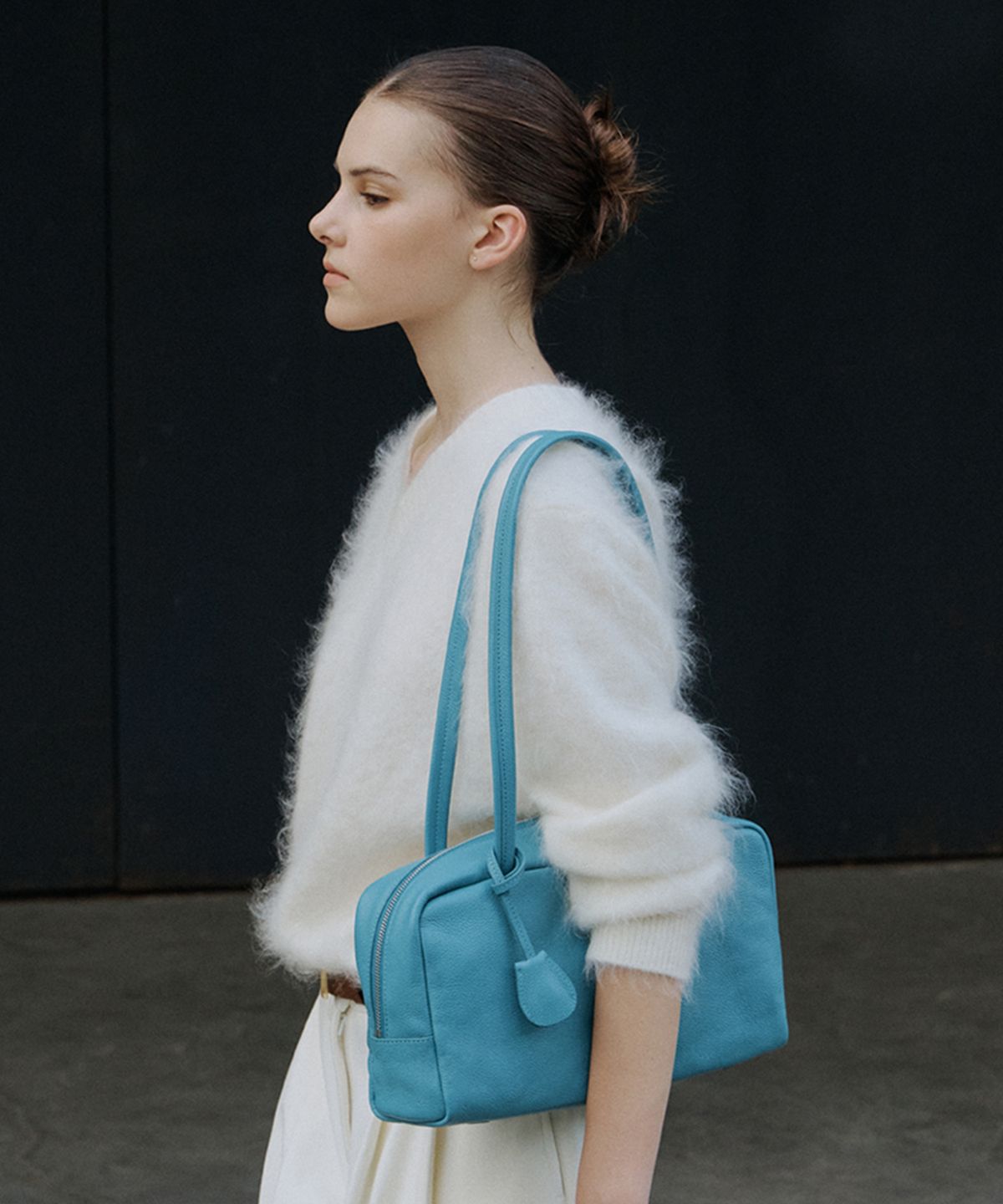 바니스뉴욕(BARNEYS NEWYORK) 26FW 이태리 레더 스퀘어백 터키블루