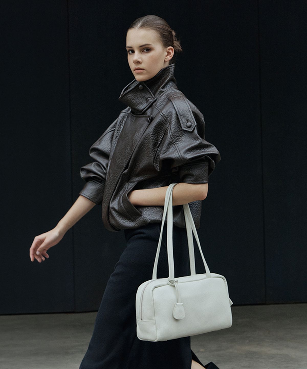 바니스뉴욕(BARNEYS NEWYORK) 26FW 이태리 레더 스퀘어백 아이보리
