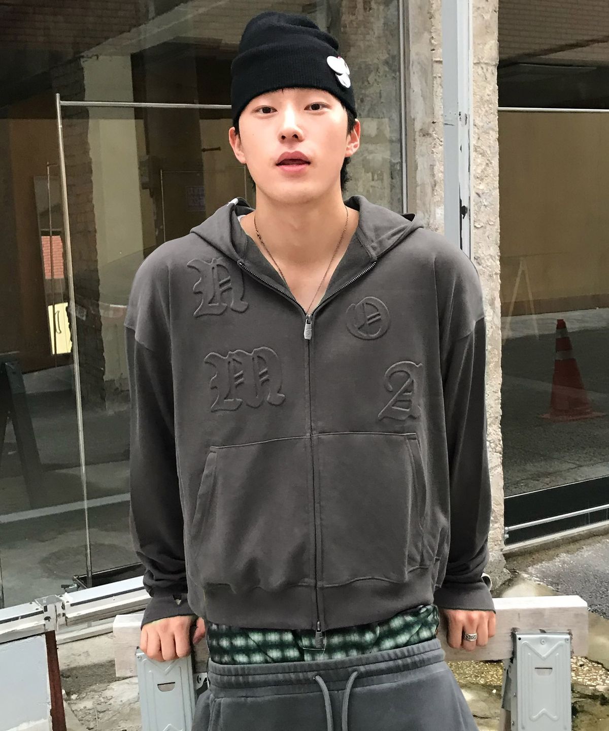 노매뉴얼(NOMANUAL) NM EMBOSSED HOODED ZIP-UP - CHARCOAL