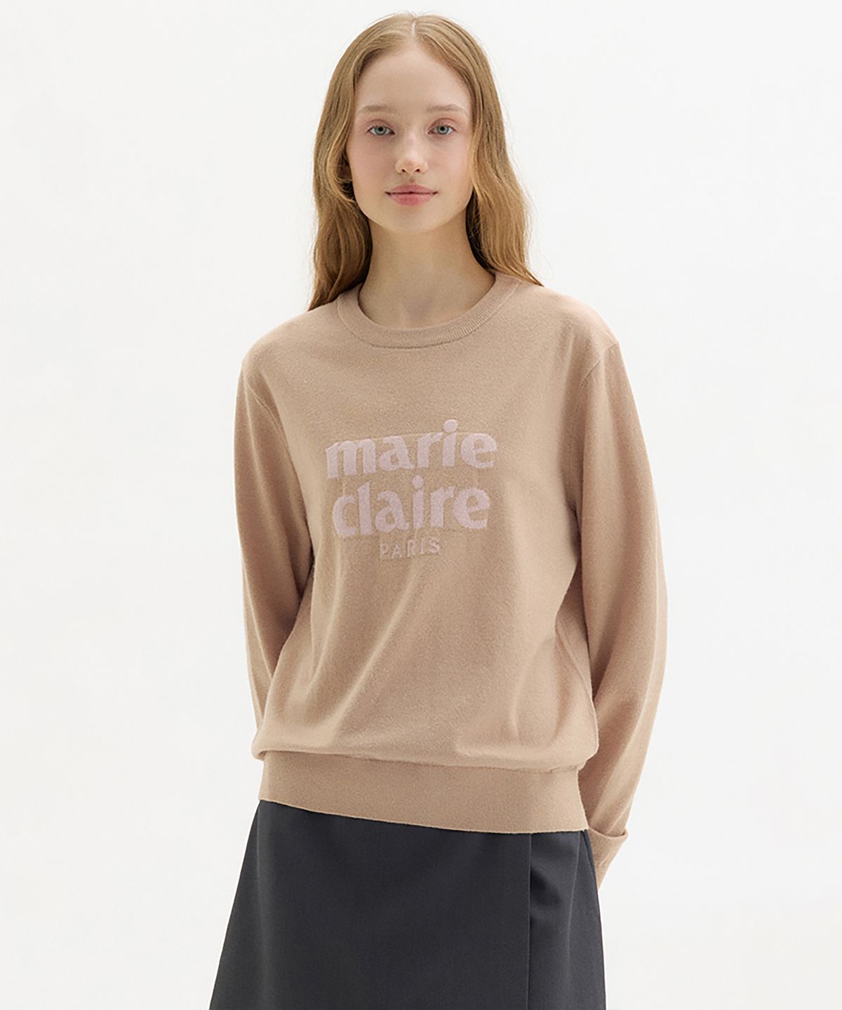 마리끌레르(MARIE CLAIRE) 에센셜 로고 자카드 울 라운드 니트(MAGCKN07MBE)