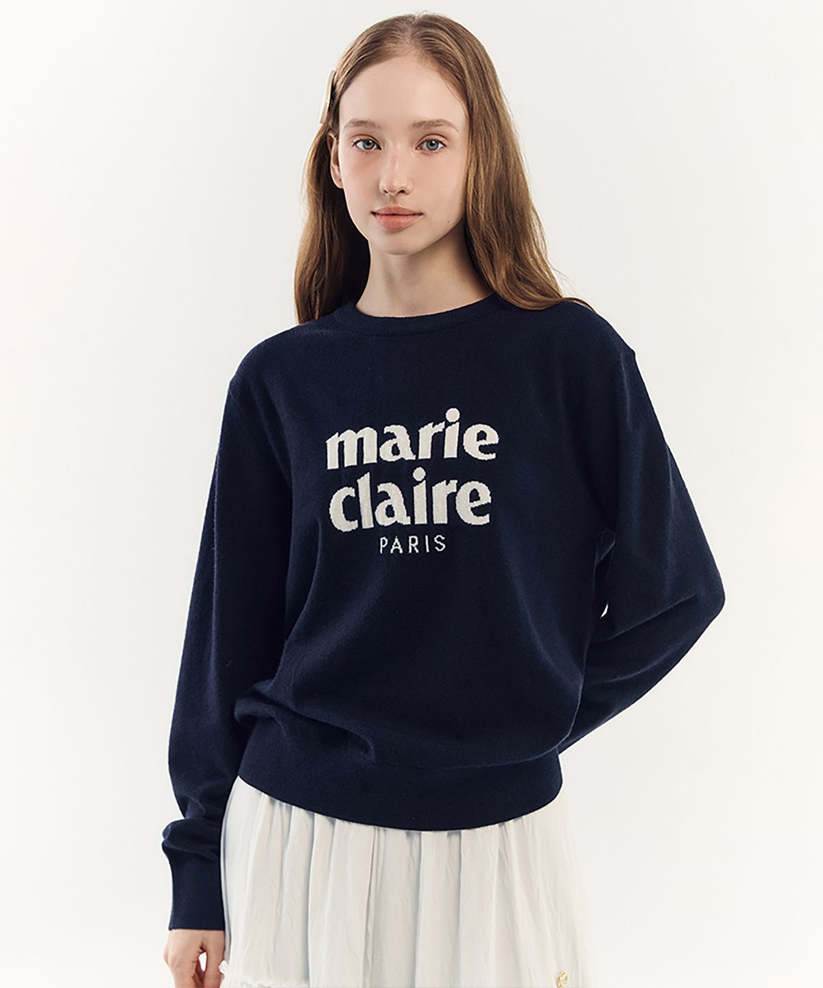 마리끌레르(MARIE CLAIRE) 에센셜 로고 자카드 울 라운드 니트(MAGCKN07MNY)