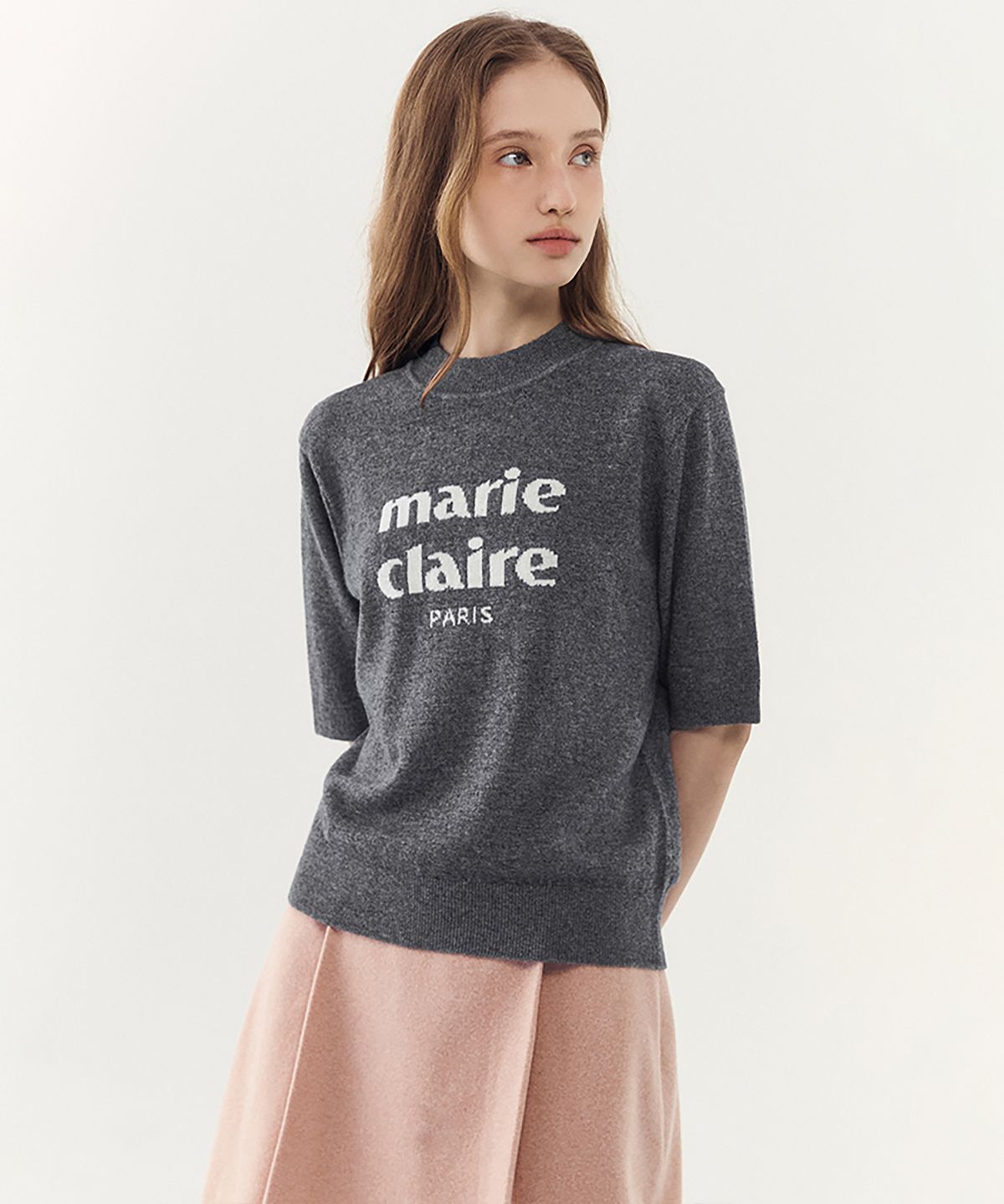 마리끌레르(MARIE CLAIRE) 에센셜 로고 캐시미어 울 반팔 니트(MAGDKN14MMG)