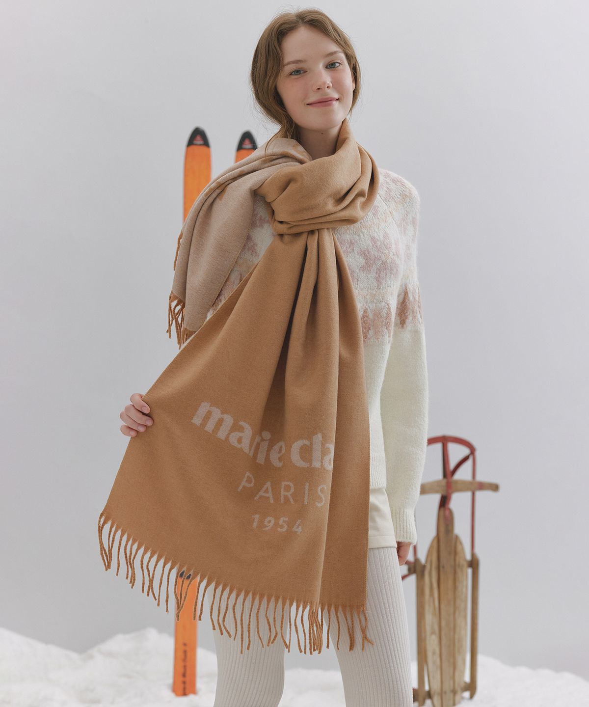 마리끌레르(MARIE CLAIRE) 클래식 로고 자카드 머플러(MAGDSC12MBE)