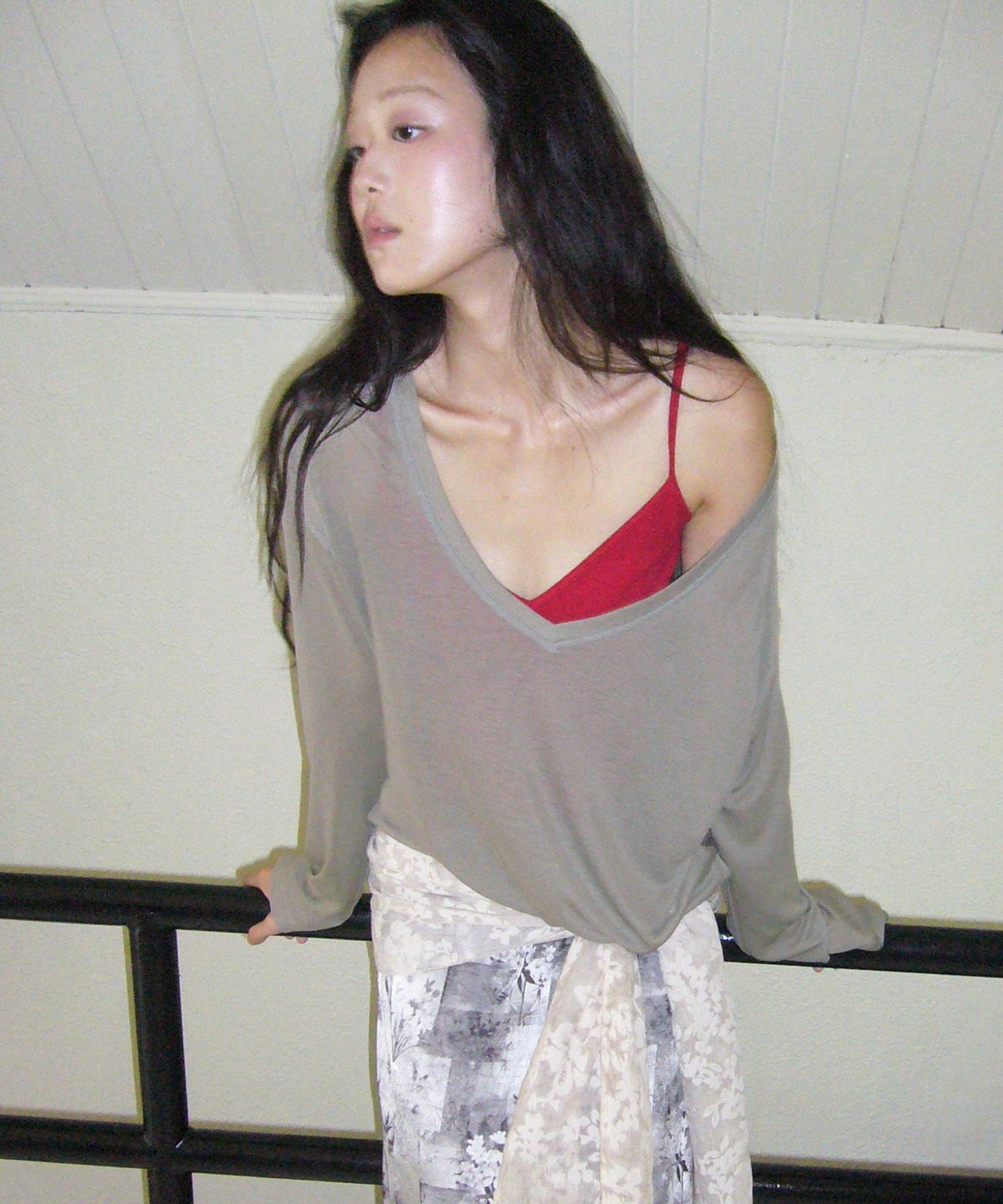포에브(POEV) Flower Contrast V-Neck Top - Khaki Brown