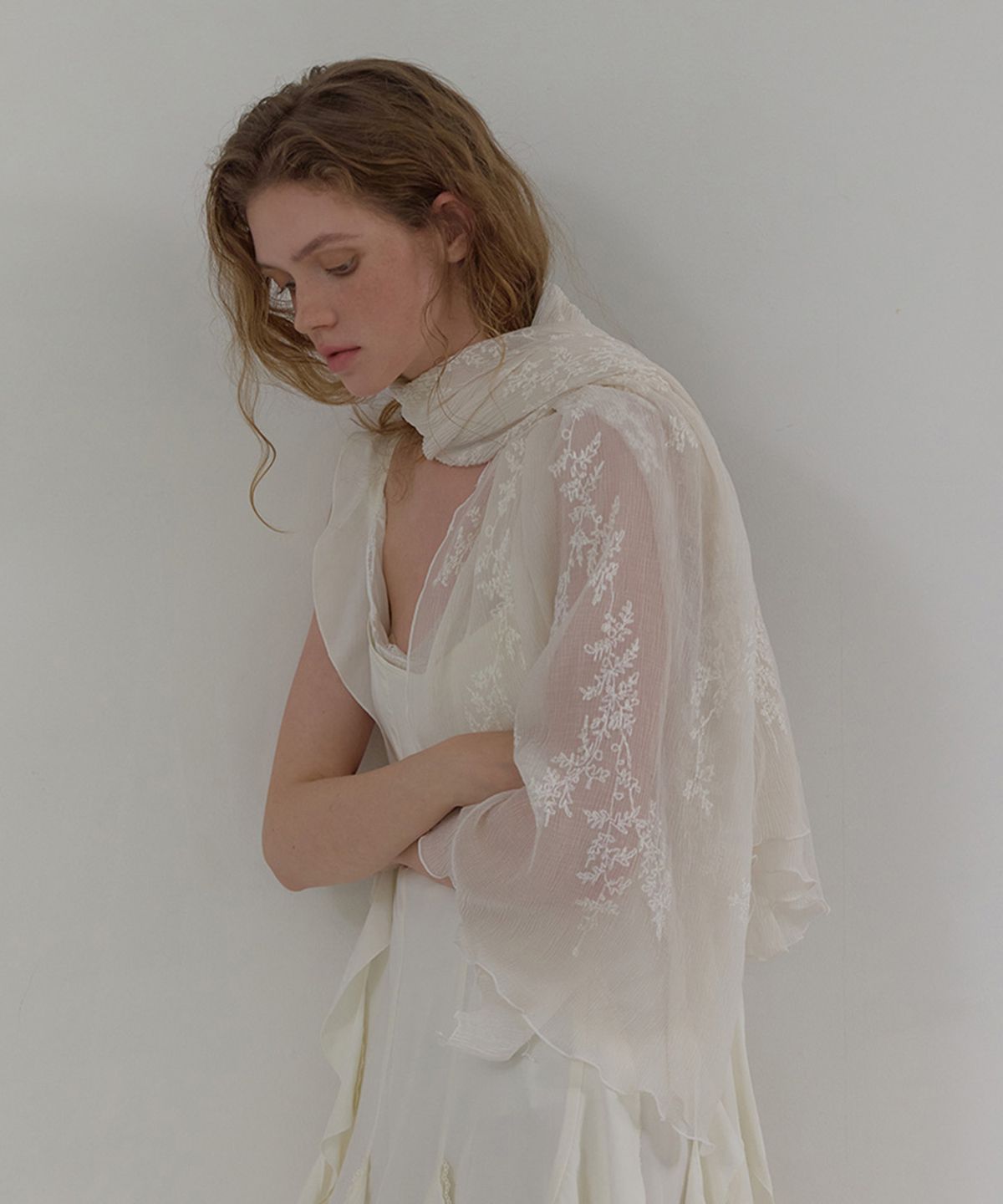 론크(LONQUE) EMBROIDERED LACE SCARF (IVORY)