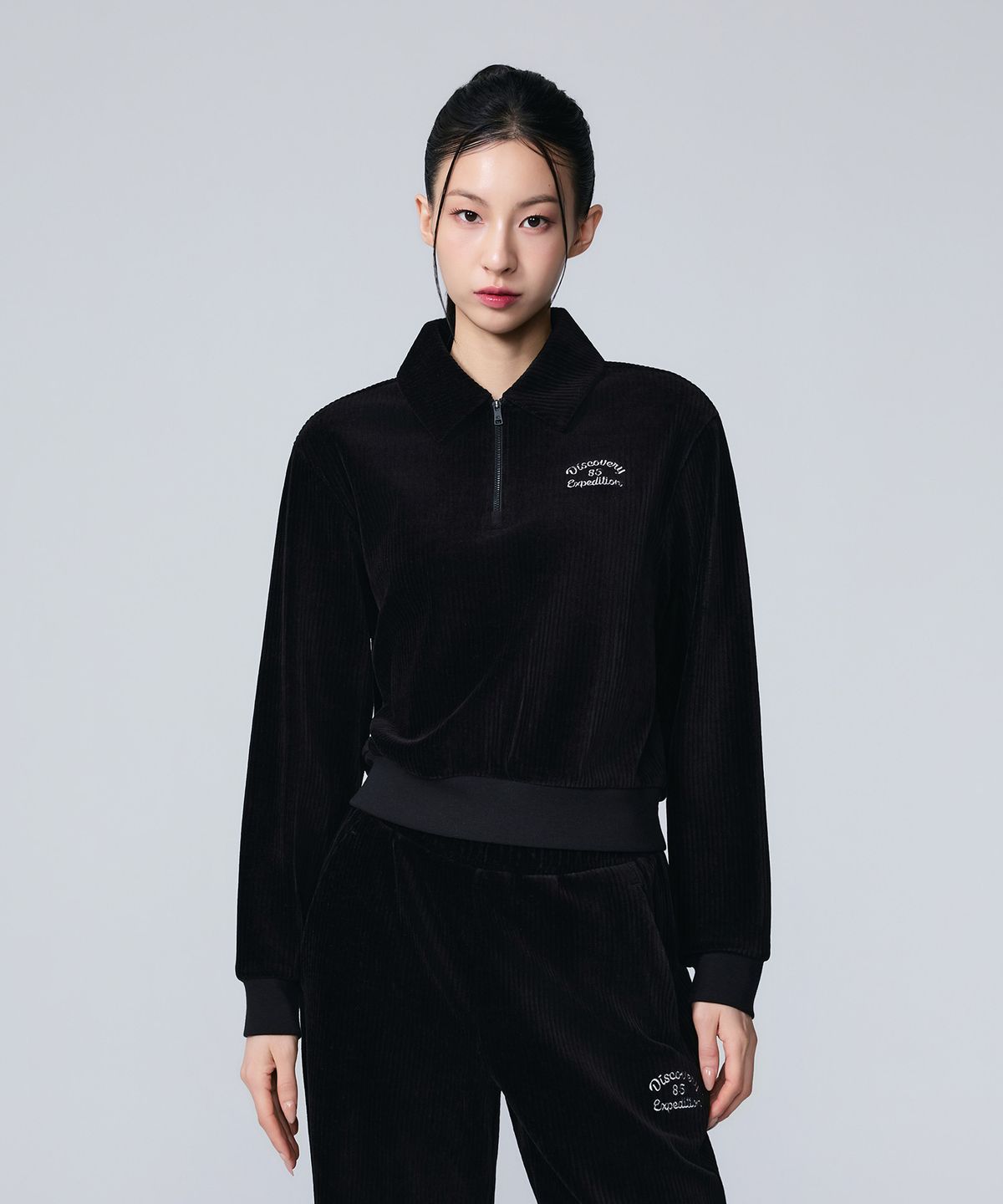 디스커버리 익스페디션(DISCOVERY EXPEDITION) 여성 코듀로이 카라 맨투맨 (BLACK)