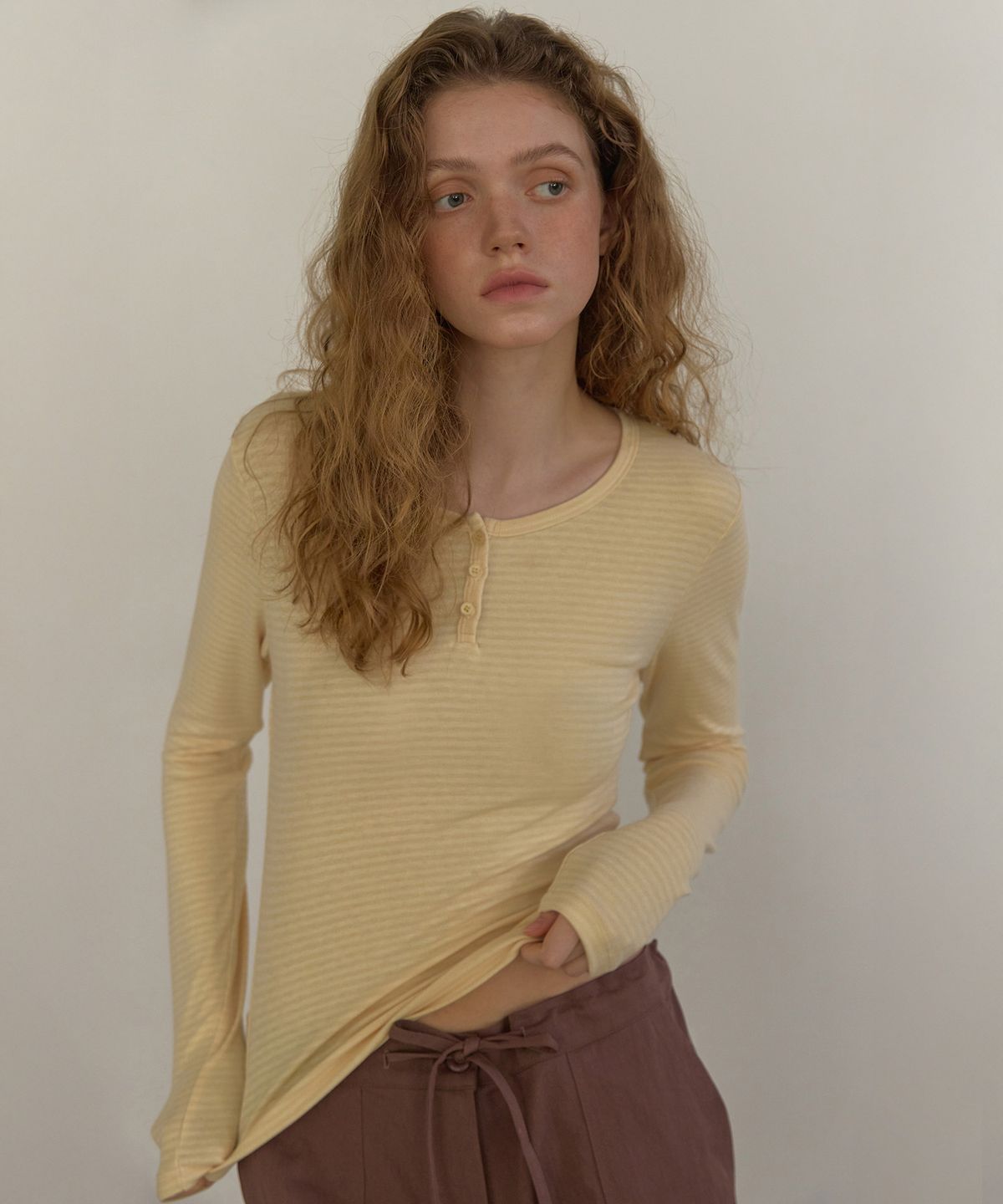 론크(LONQUE) STRIPE HENLEY NECK LONG SLEEVE T-SHIRT (YELLOW)