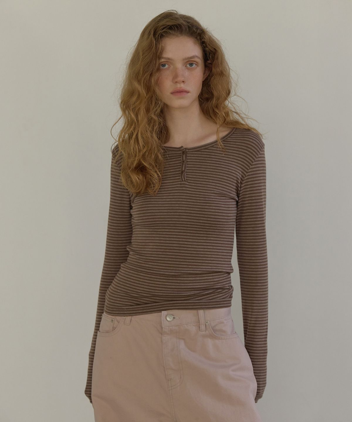 론크(LONQUE) STRIPE HENLEY NECK LONG SLEEVE T-SHIRT (BROWN)