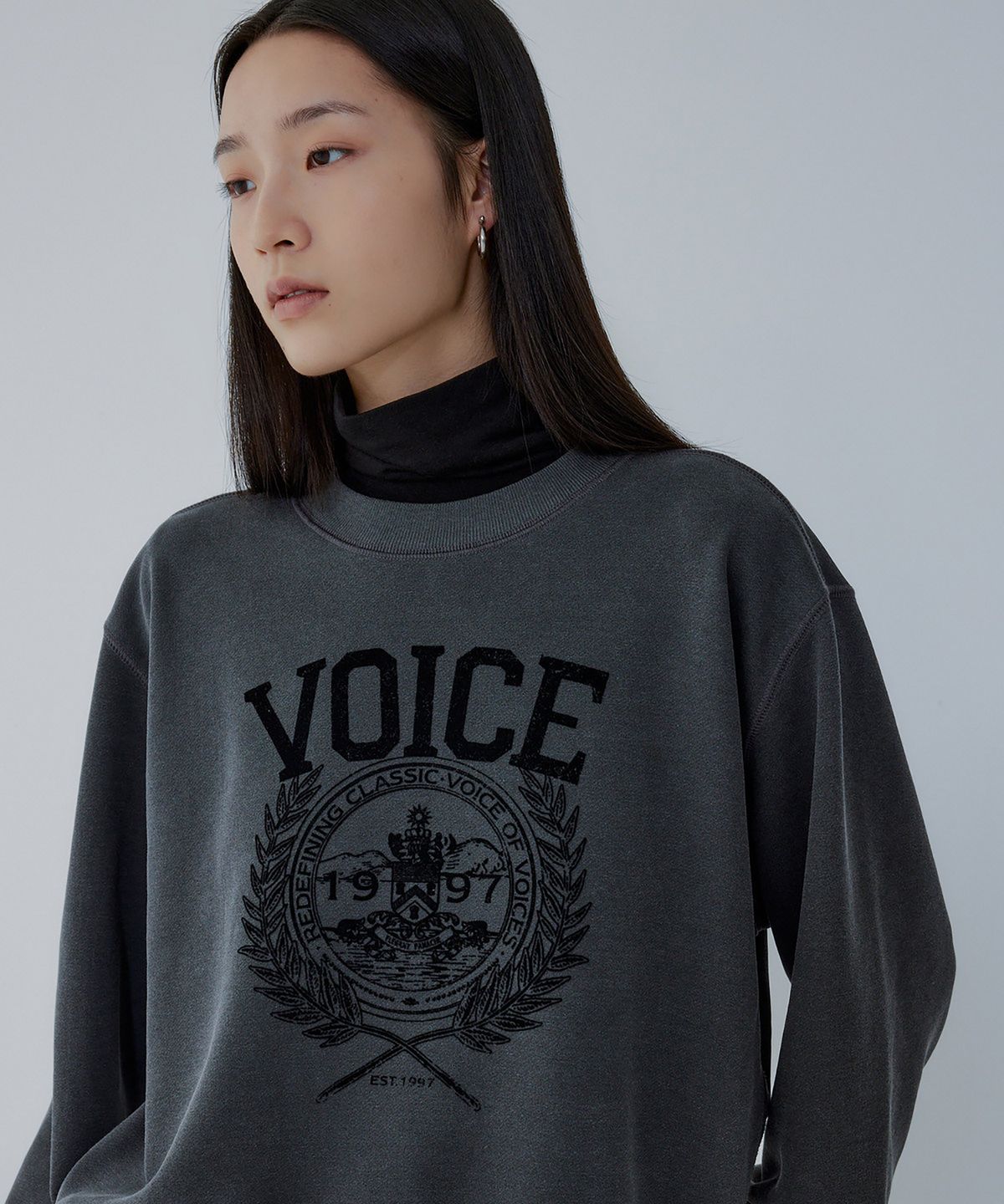 보브(VOICE OF VOICES) 피그먼트 엠블럼 맨투맨 _챠콜 _7156440001
