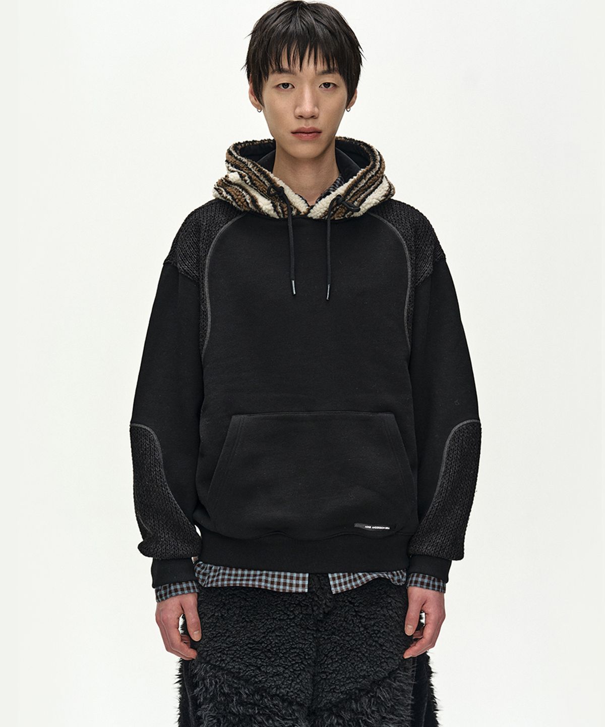 앤더슨벨(ADSB ANDERSSON BELL) UNISEX KNIT PANEL FLEECE HOODIE (BLACK)